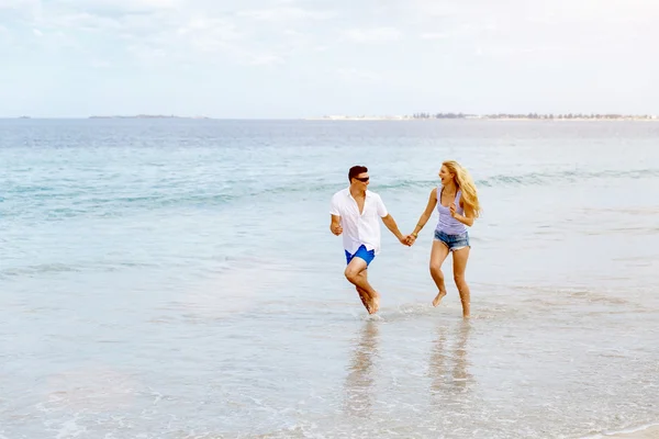 Plaj romantik genç Çift — Stok fotoğraf
