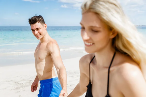 Romântico jovem casal na praia — Fotografia de Stock