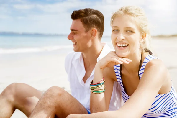 Romantique jeune couple sur la plage — Photo