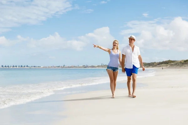 Pareja joven romántica en la playa —  Fotos de Stock