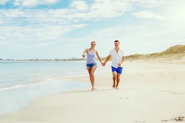 Romantische jonge paar op het strand — Stockfoto