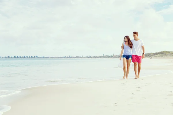Pareja joven romántica en la playa — Foto de Stock