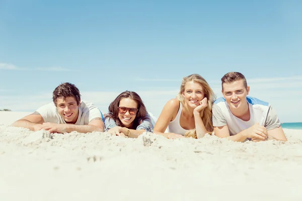 Компанія молодих людей на пляжі — стокове фото