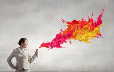 Boya püskürtme kadın