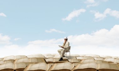 Erkek takım elbise ve şapka kullanmak Tablet