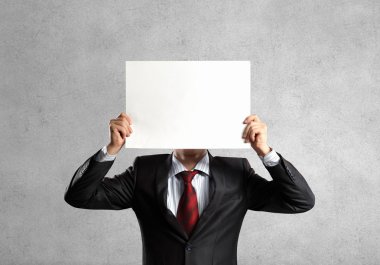 Adam gösteren kağıt levha