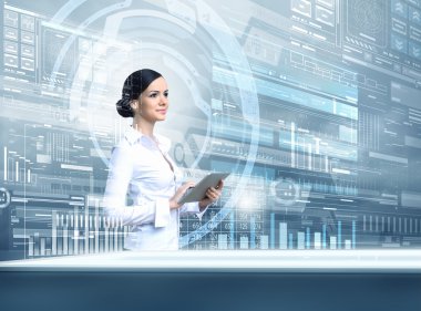 Modern teknolojiler kullanan kadın