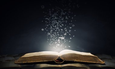 Açık kitap ve karakterler