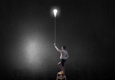 İşkadını ulaşan ampul