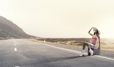 Güzel esmer retro otostopçu