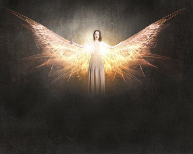 Yüksekten uçuyor melek kız