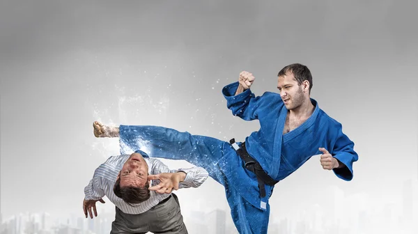 Karate mannen i blå kimino — Stockfoto