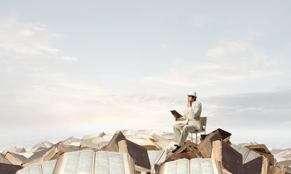 Man reading book — Stock Photo, Image