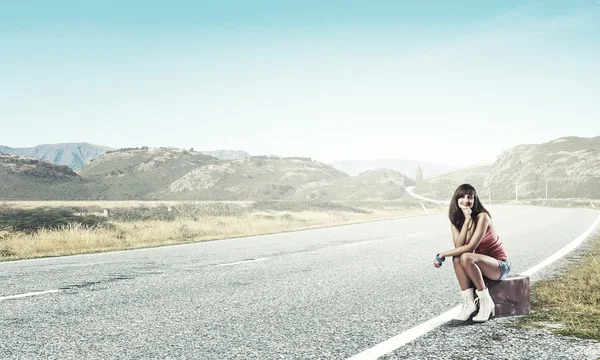 Dość brunetka autostopowicza retro — Zdjęcie stockowe