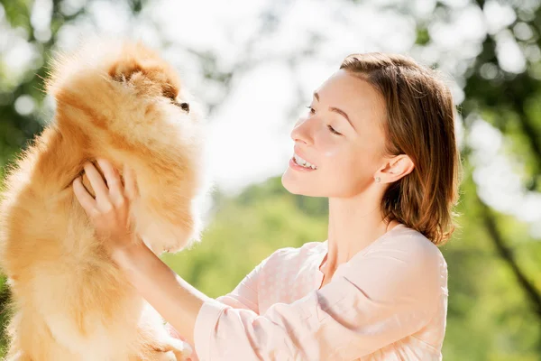 A parco con animale domestico — Foto Stock