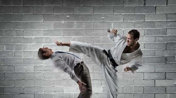 Karate uomo in kimino bianco — Foto Stock