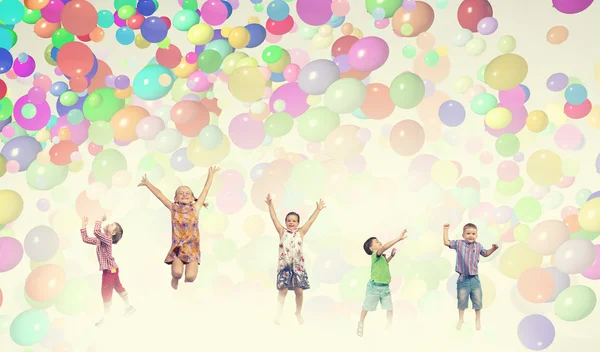 Niños juguetones atrapan globos —  Fotos de Stock