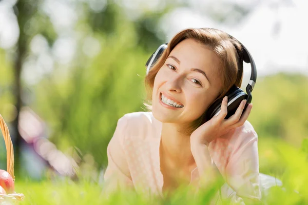 Sunny weekend in park — Stock Photo, Image