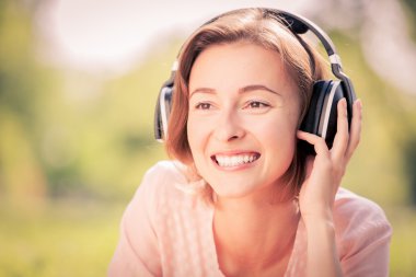 Park güneşli hafta sonu