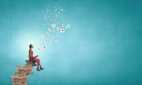 Женщина в платье с книгой
