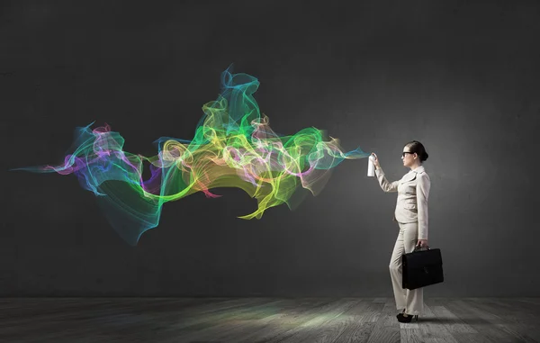 Mujer rociando colores — Foto de Stock