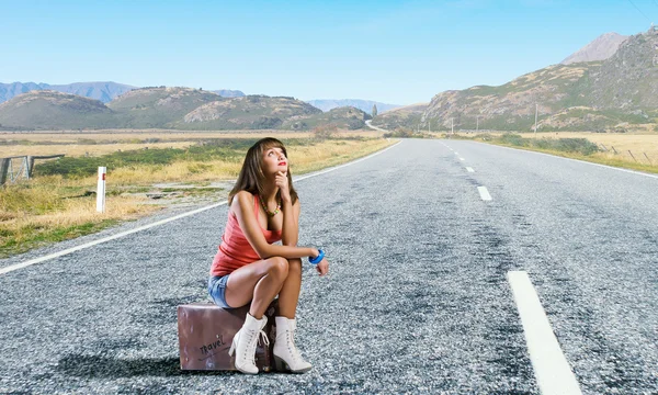 Dość brunetka autostopowicza retro — Zdjęcie stockowe