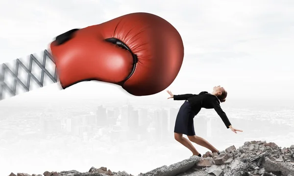 Femme d'affaires se battant avec un gant de boxe — Photo