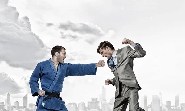 Karate mannen i blå kimino — Stockfoto