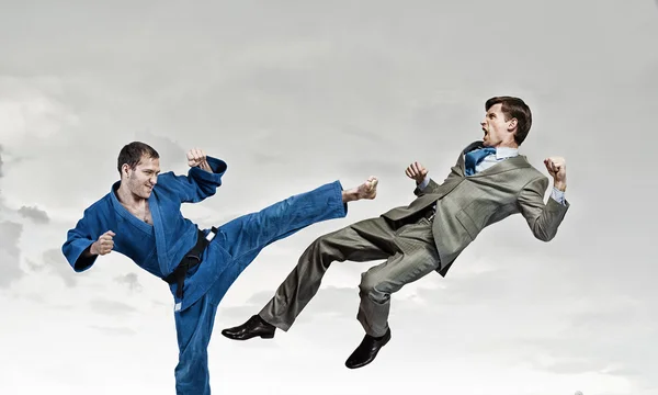 Karate man in blauwe kimino — Stockfoto
