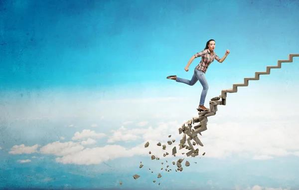Subir a escada superando desafios — Fotografia de Stock