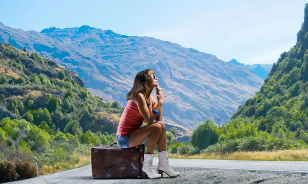 Pretty brunette retro hitchhiker — Stock Photo, Image