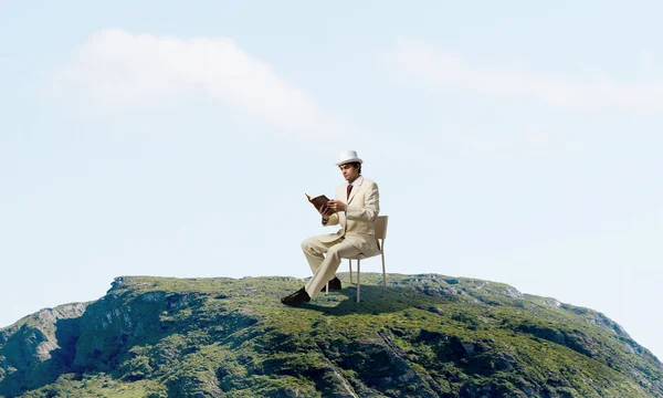 Man reading book — Stock Photo, Image