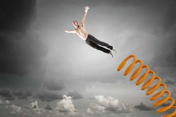 Homem pular no trampolim — Fotografia de Stock