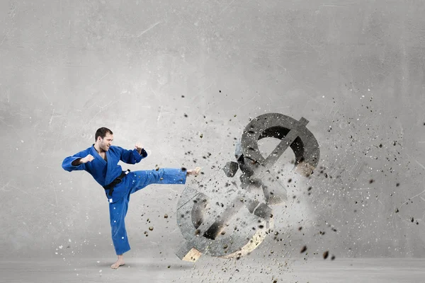 Karate-Mann im blauen Kimino — Stockfoto