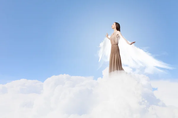 高く飛んでいる天使の女の子 — ストック写真