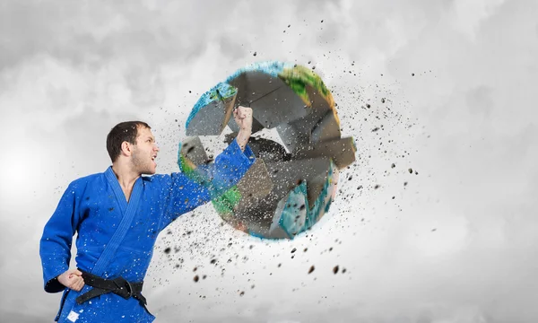 Karate hombre en kimino azul —  Fotos de Stock