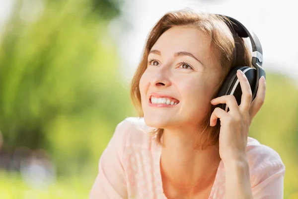 Sunny weekend in park — Stock Photo, Image