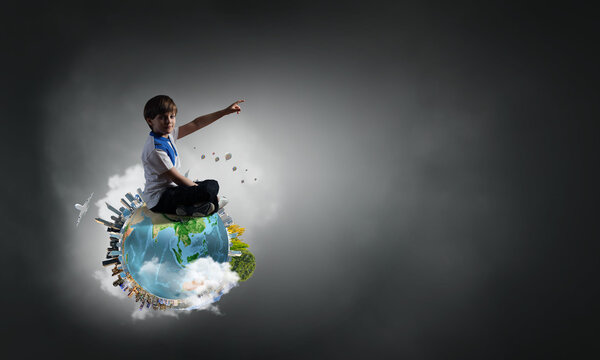 Мальчик, исследующий мир
