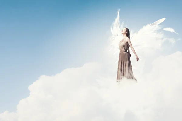 Angel menina voando alto — Fotografia de Stock