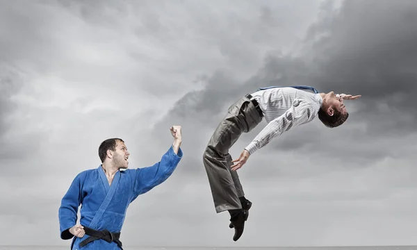 Mavi kimino erkekte karate — Stok fotoğraf