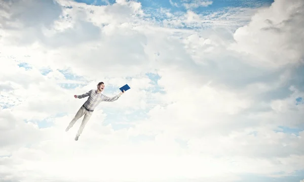 Man met boek in de hand — Stockfoto