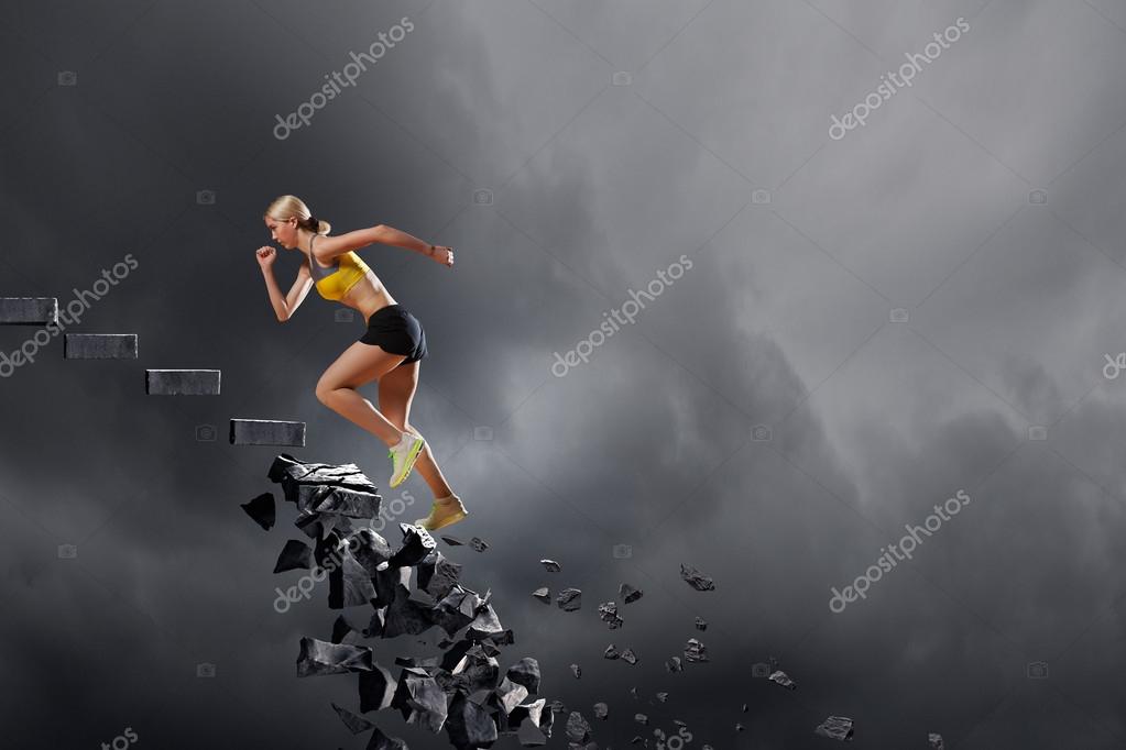 девушка преодолевает препятствие. бег по разрушающейся лестнице. полоса препятствий в грязи. женщина рушит дом. препятствия девушка.