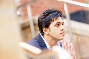 Açık havada kendinden emin bir iş adamının portresi.