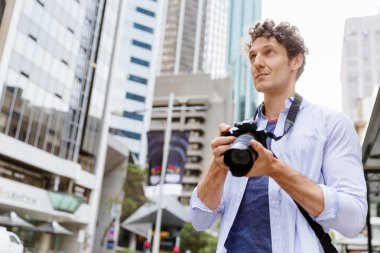 Erkek fotoğrafçı alarak resim