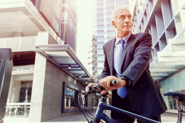 Başarılı bir iş adamı binicilik bisiklet