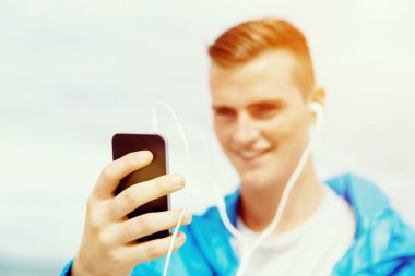 Spor ve müzik. adam koşu için hazırlanıyor