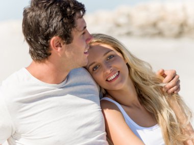 Sahilde oturup romantik genç Çift