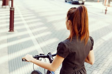 Genç kadın üzerinde bisiklet commuting