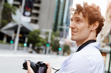 Erkek fotoğrafçı alarak resim