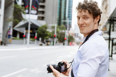 Erkek fotoğrafçı alarak resim